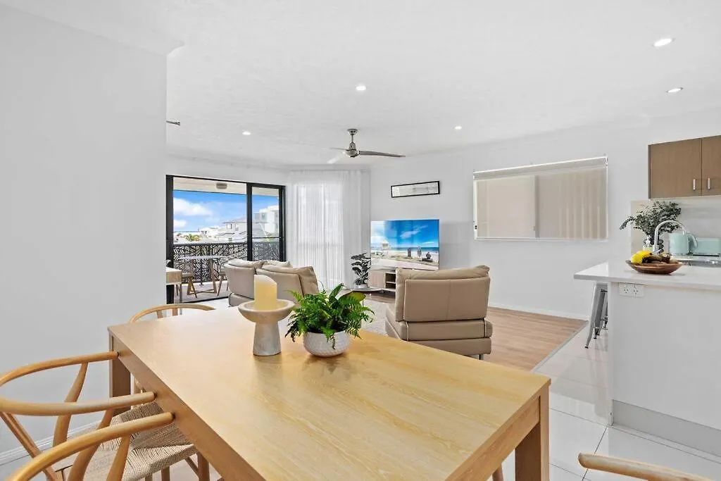 Apartment Chic Coastal Charm On Palm Beach Gold Coast